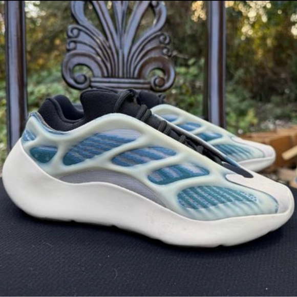 Yeezy 700v3 Kyanite (adidas) 6.5 Mens / 8 womens - Picture 7 of 7